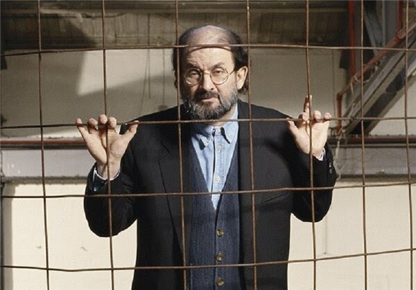 چند ابهام و پرسش مهم درباره حادثه حمله به سلمان رشدی/همزمانی با مذاکرات وین و اتهامات آمریکا درباره ترور بولتون
