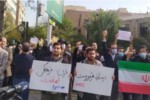 تجمع اعتراضی دانشجویان در مقابل سفارت انگلیس/«۱۷ هزارتا دروغ، فتنه آل‌سعود»