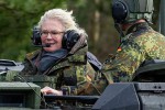 وزیر دفاع آلمان در بحبوحه انتقادهای مرتبط با اوکراین استعفا کرد