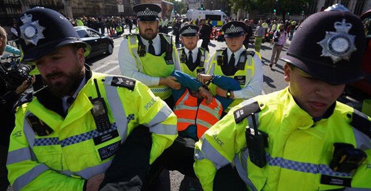 طرح انگلیس برای افزایش اختیارات پلیس علیه معترضان و اغتشاشگران