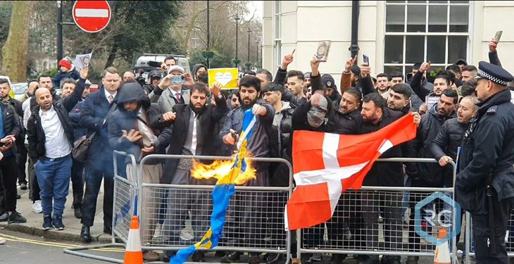 تجمع مسلمانان انگلیس در اعتراض به اهانت به قرآن کریم 
