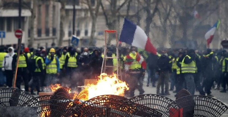چرا بحران فرانسه فروکش نمی کند؟/پاریس در محاصره چالش ها