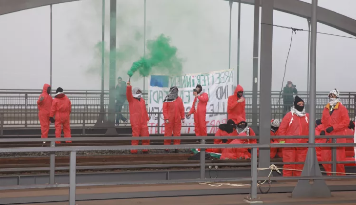 آلمانی‌ها در مخالفت با صادرات سلاح به اسرائیل خود را زنجیر کردند